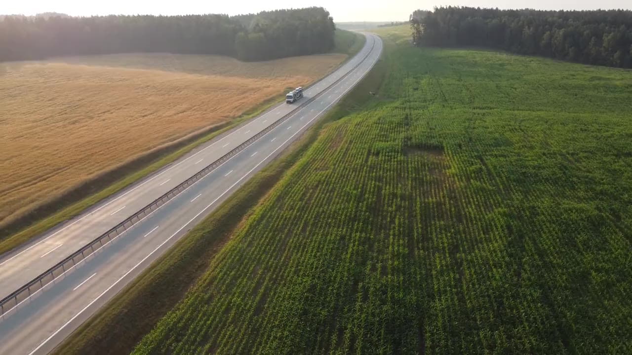 Transporter brengt de gekeurde auto van Duitsland naar Nederland